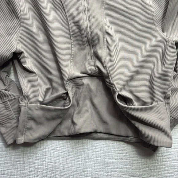 90 Degree By Reflex Gray Crop Top - Picture 3 of 4